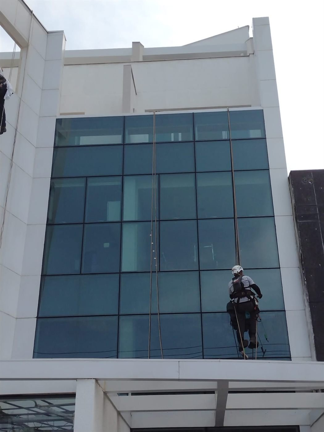 Trabalho de fachada com acesso por corda
