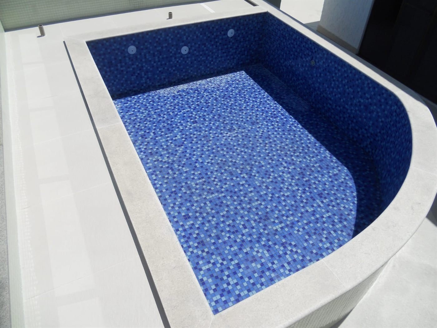 Piscina com revestimento azul